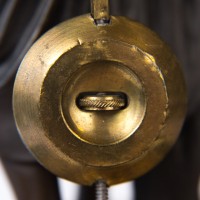 Zegar gabinetowy, klasycystyczny z figurą boginki, marmur, brąz